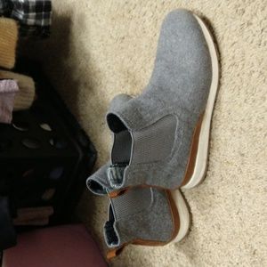 BOC short boot gray wool size 9
